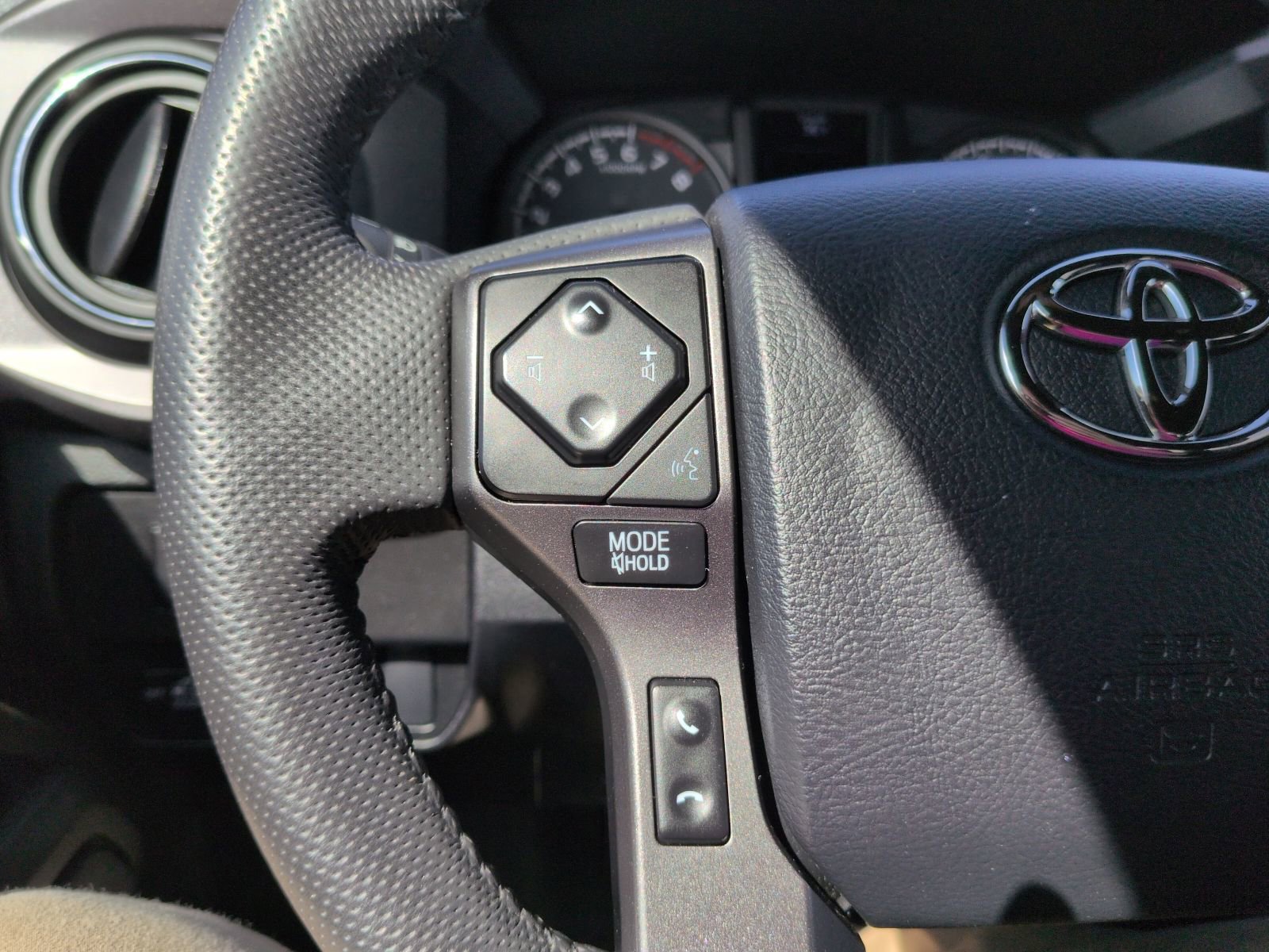 Used 2023 Toyota Tacoma TRD Off-Road w/ Technology Package AWD/4WD image 17