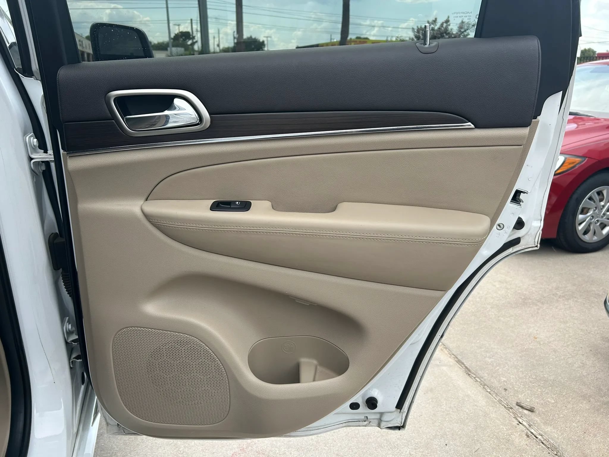 Used 2015 Jeep Grand Cherokee Overland AWD/4WD image 18