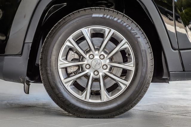 Used 2019 Jeep Cherokee Latitude Plus FWD image 12