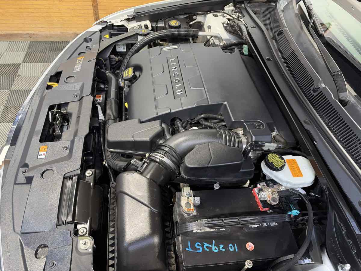Used 2013 Lincoln MKS FWD image 25