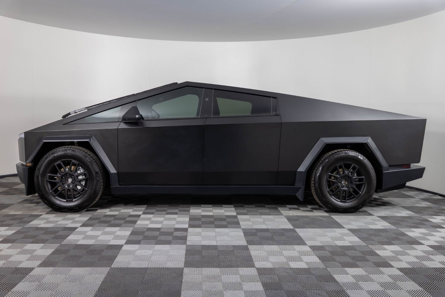 Used 2024 Tesla Cybertruck AWD Crew Cab image 3