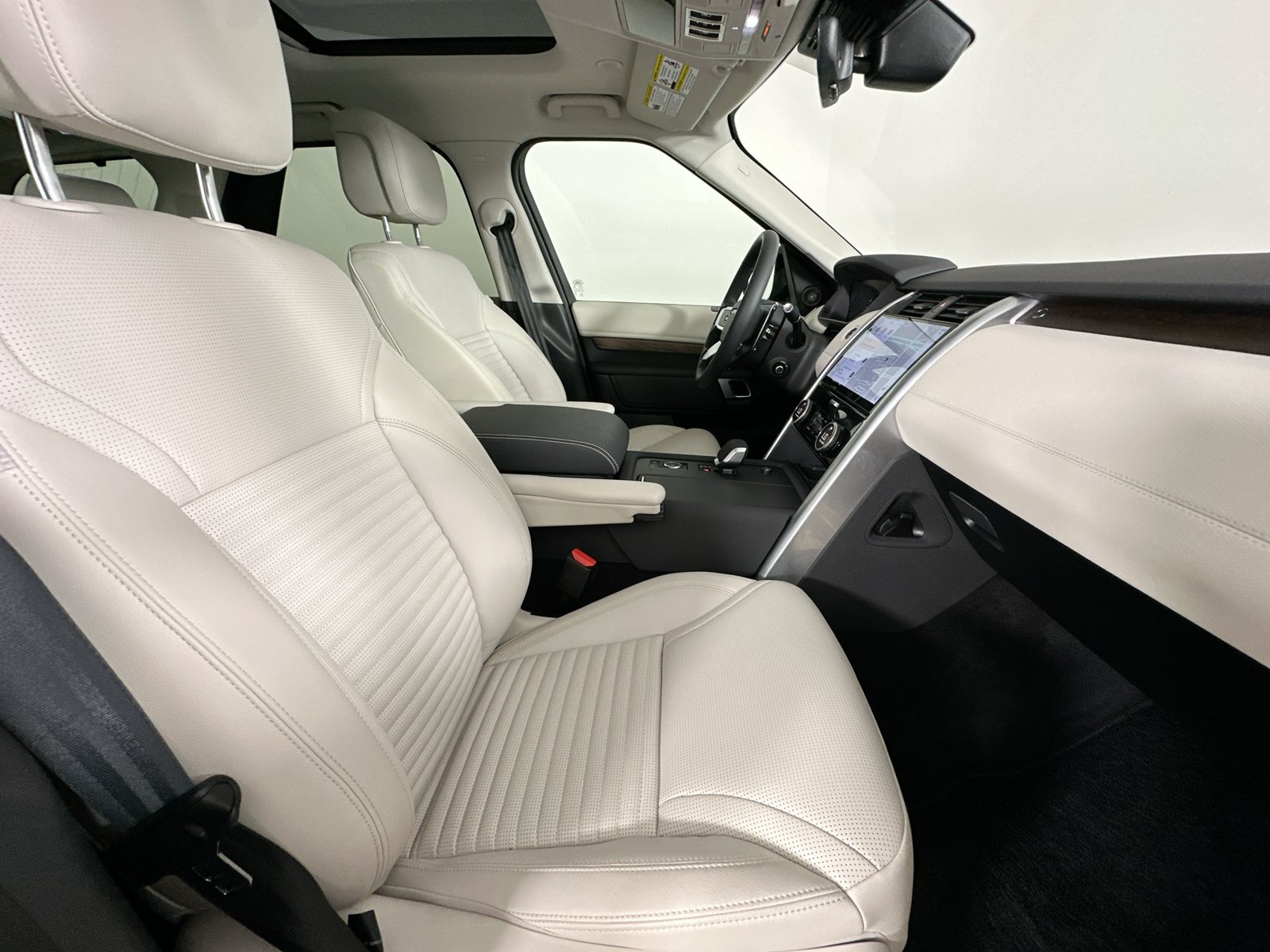 Used 2026 Land Rover Discovery Dynamic SE AWD/4WD image 44
