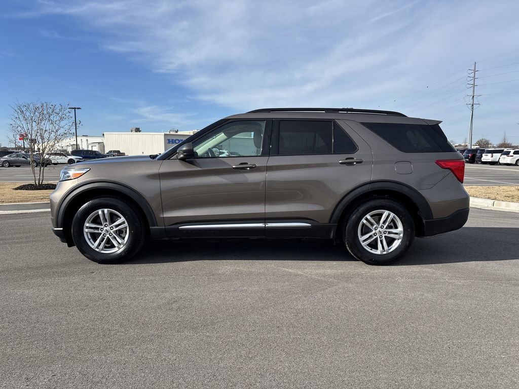 Used 2021 Ford Explorer XLT image 2