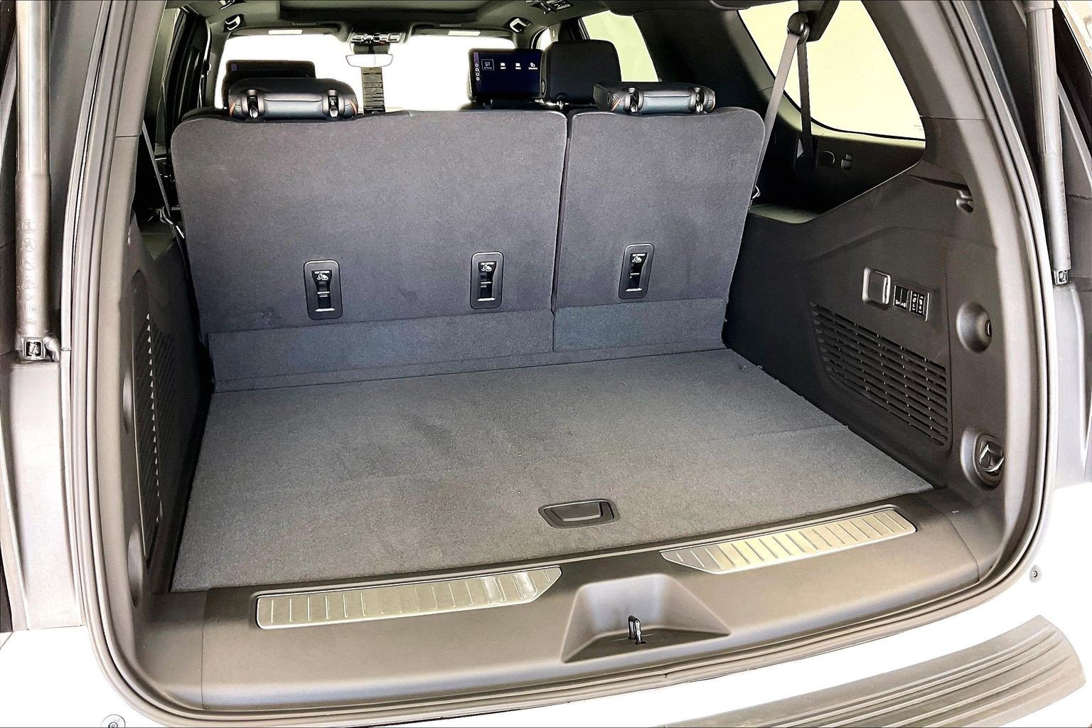 New 2026 GMC Yukon XL AT4 w/ AT4 Premium Plus Package AWD/4WD image 11