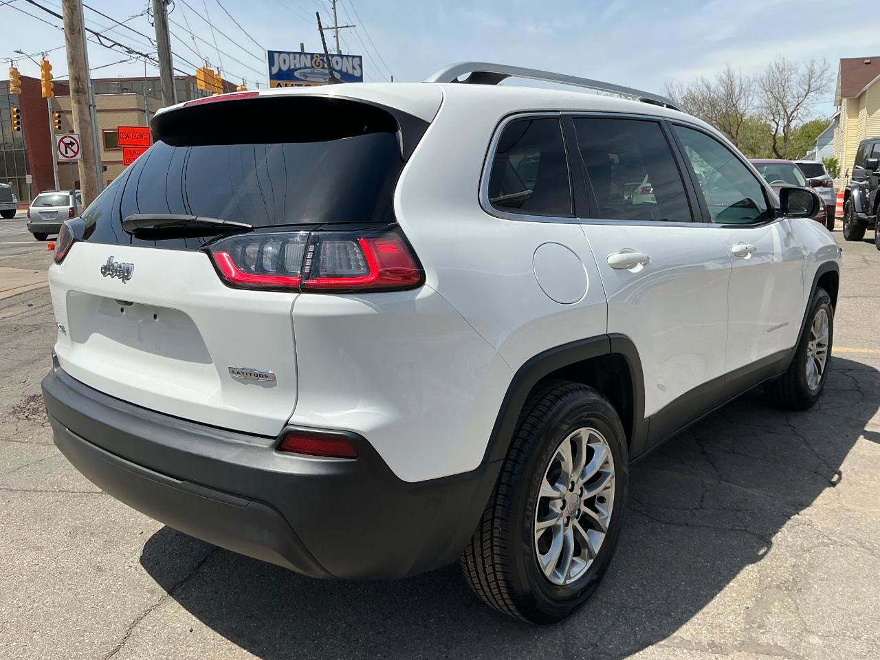Used 2019 Jeep Cherokee Latitude Plus w/ Cold Weather Group AWD/4WD image 4