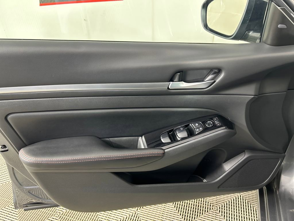 Used 2024 Nissan Altima 2.5 SR image 11