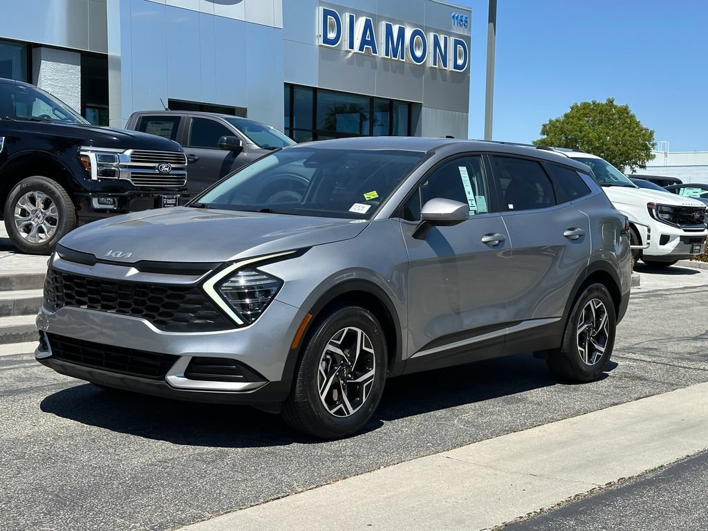 Used 2025 Kia Sportage LX FWD image 2