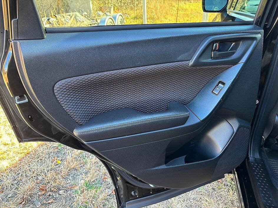 Used 2018 Subaru Forester 2.5i Premium w/ All-Weather Package image 17