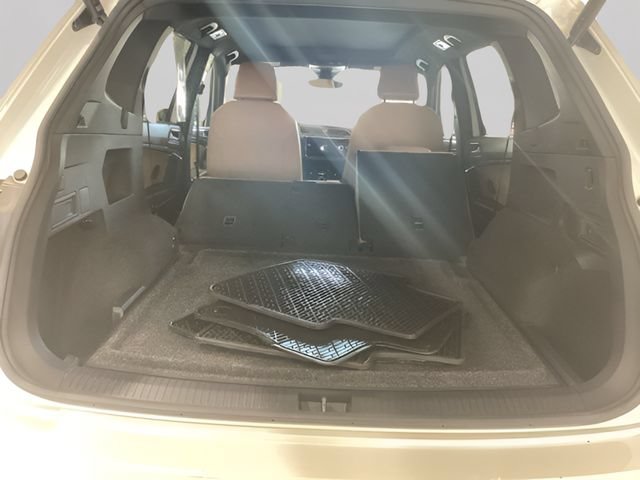 Certified 2024 Volkswagen Tiguan SE R-Line AWD/4WD image 17