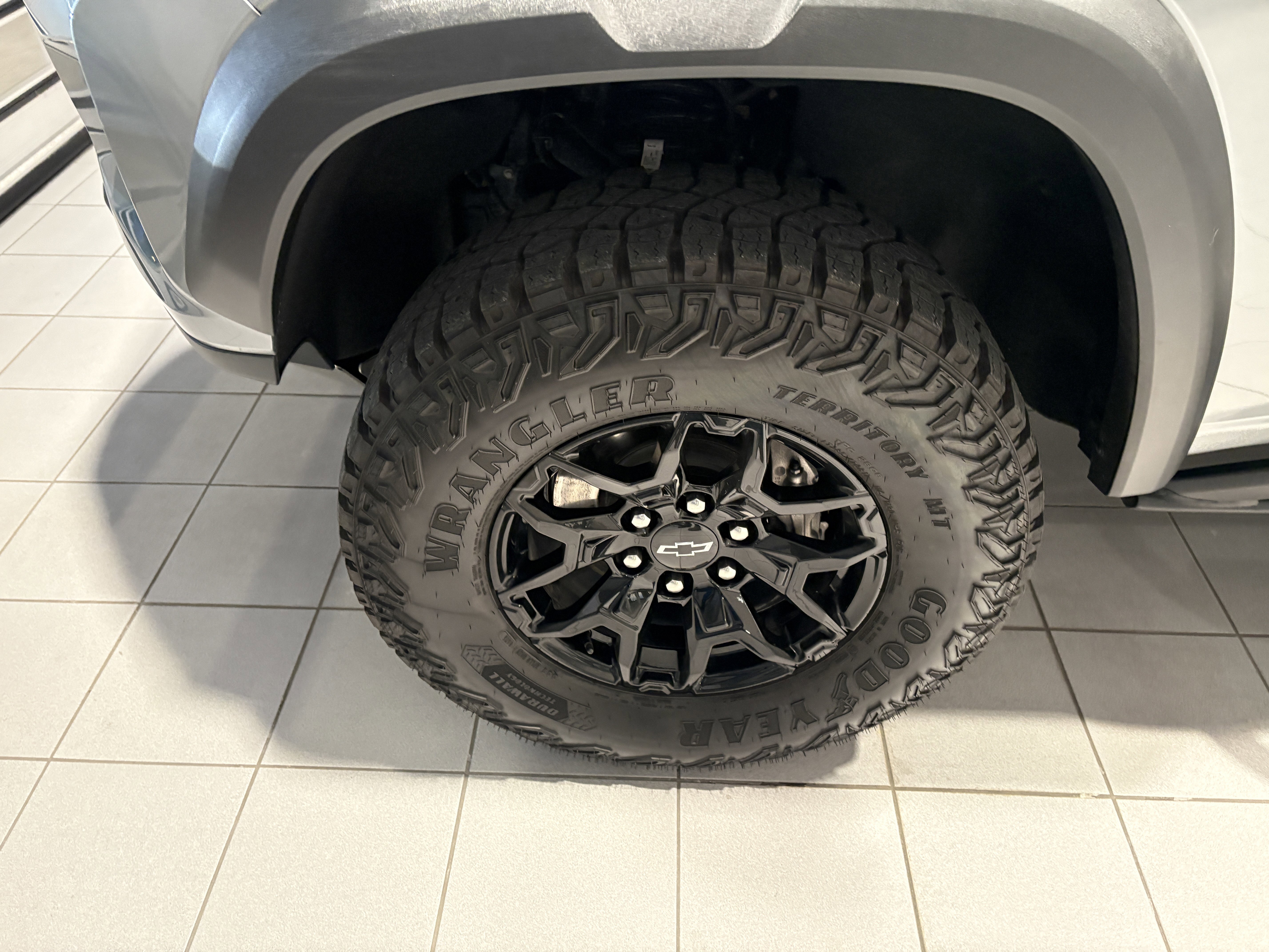 Used 2025 Chevrolet Colorado ZR2 w/ Midnight Edition image 8