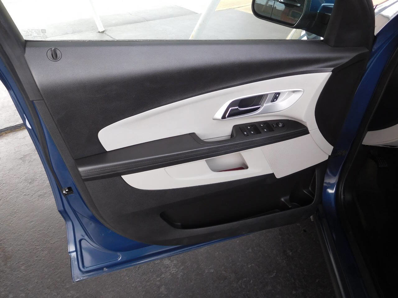 Used 2017 Chevrolet Equinox LT image 18