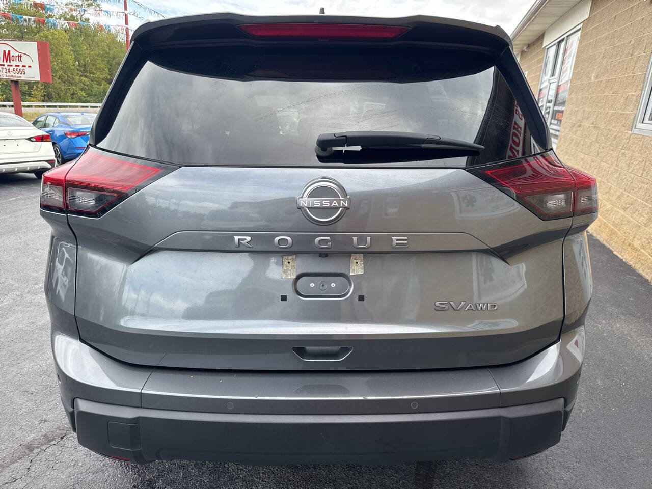 Used 2024 Nissan Rogue SV image 4