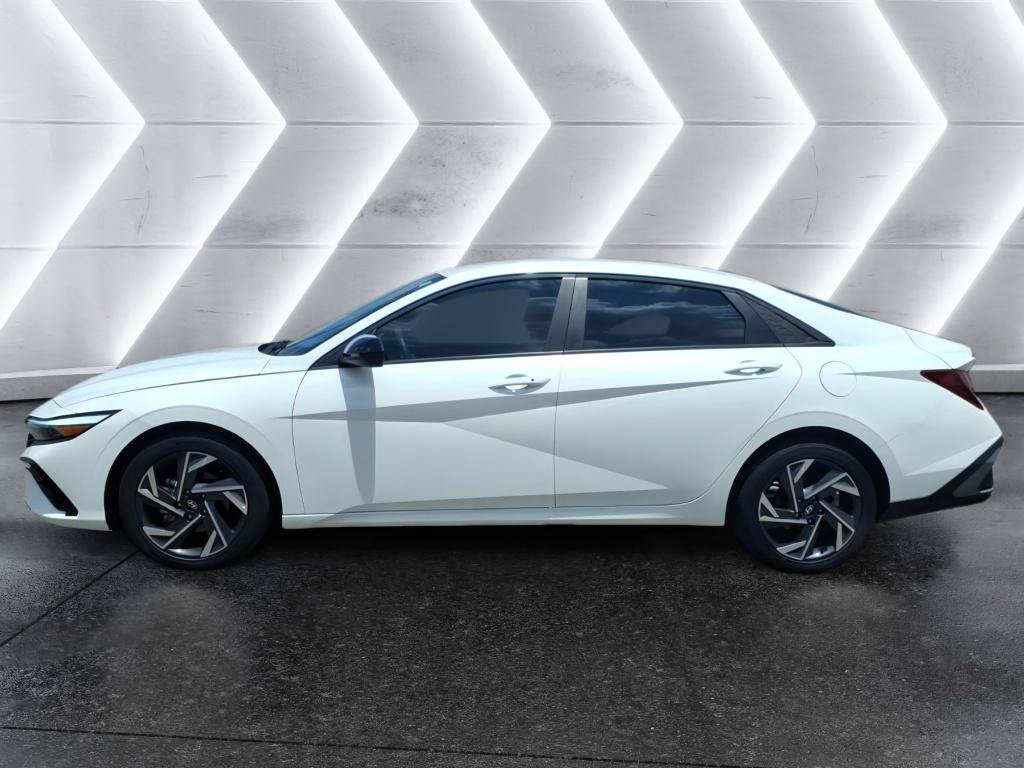 Used 2025 Hyundai Elantra Sport FWD image 2
