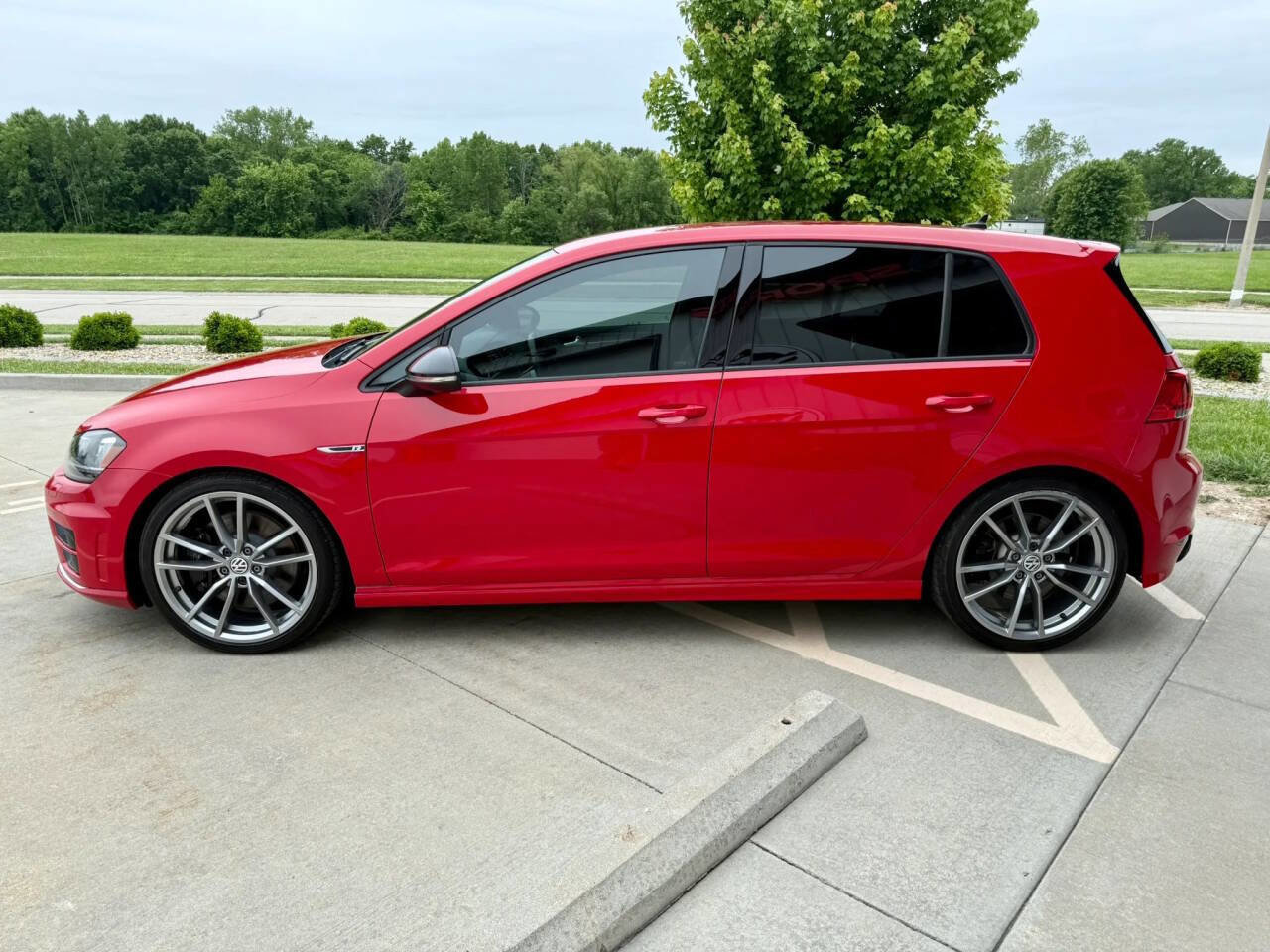 Used 2017 Volkswagen Golf R 4-Door AWD/4WD image 5