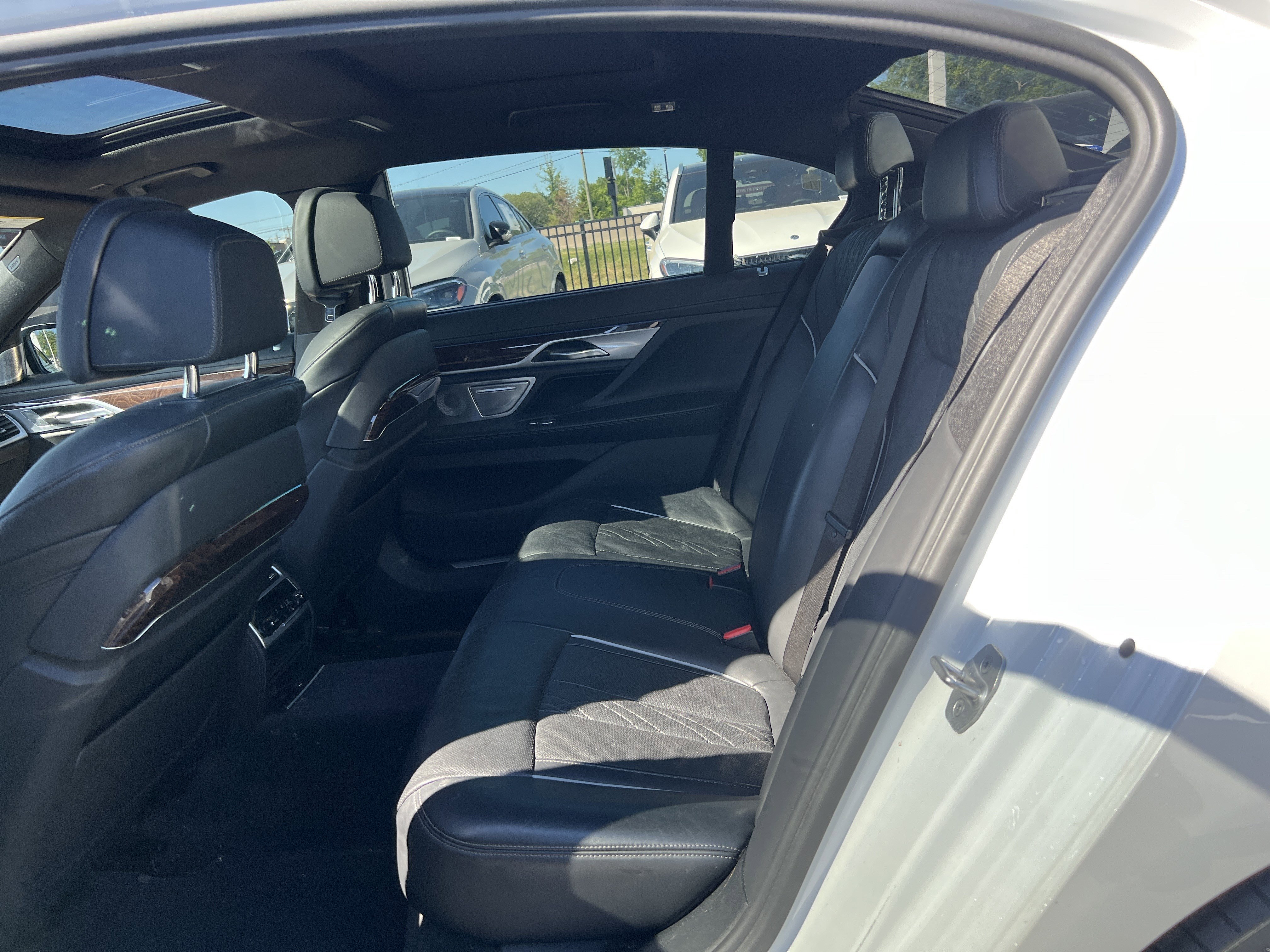 Used 2021 BMW 750i xDrive w/ Executive Package image 32