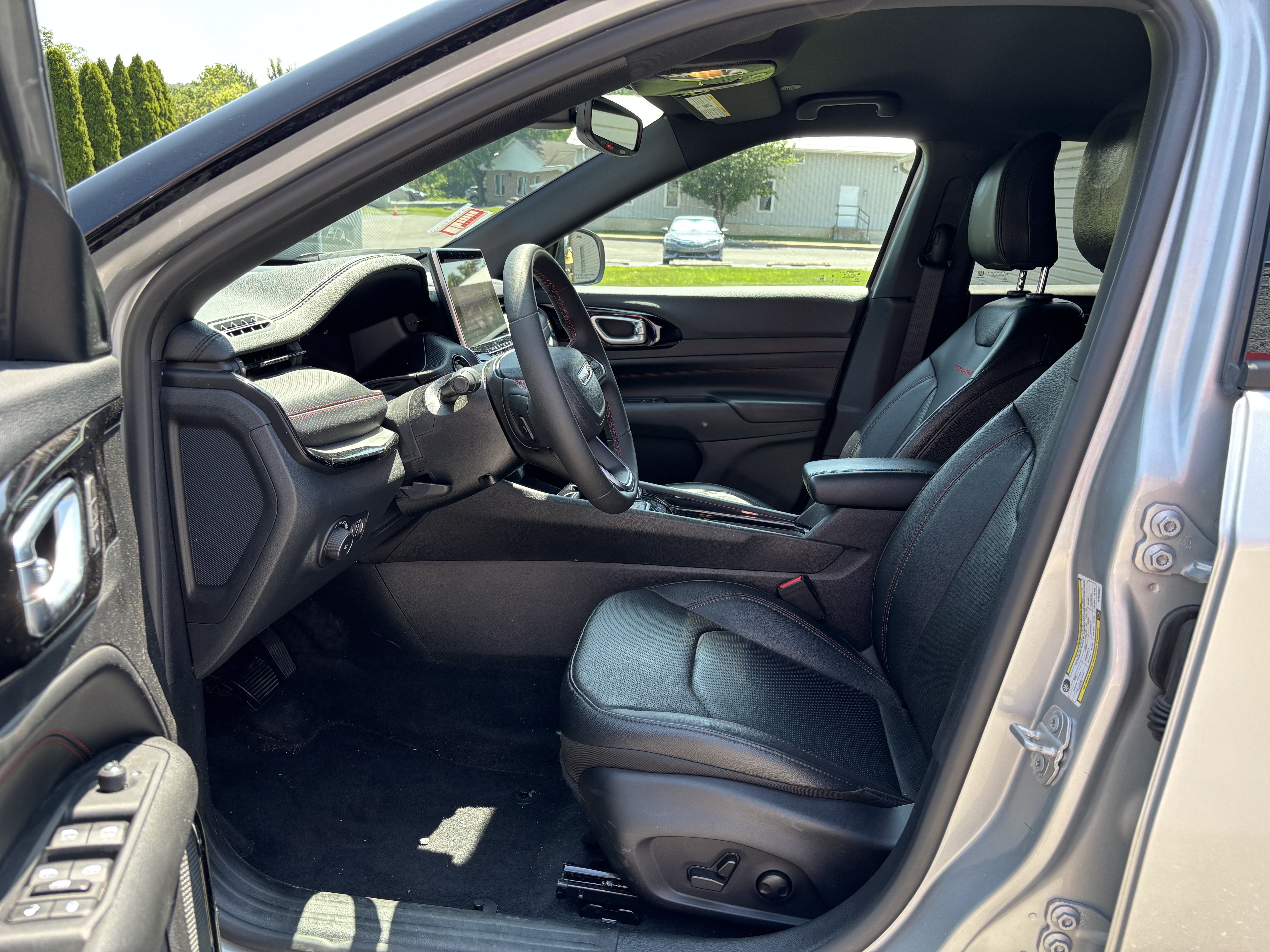 Used 2025 Jeep Compass Trailhawk w/ Trailhawk Elite Group AWD/4WD image 13