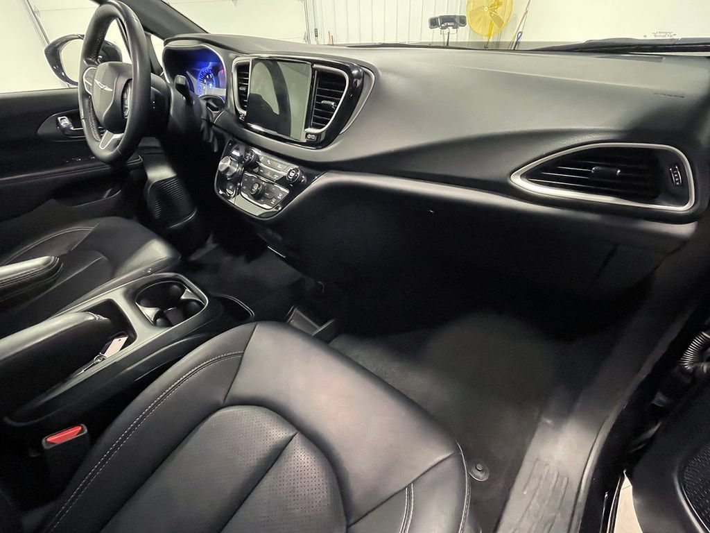 Used 2025 Chrysler Pacifica Select FWD image 29