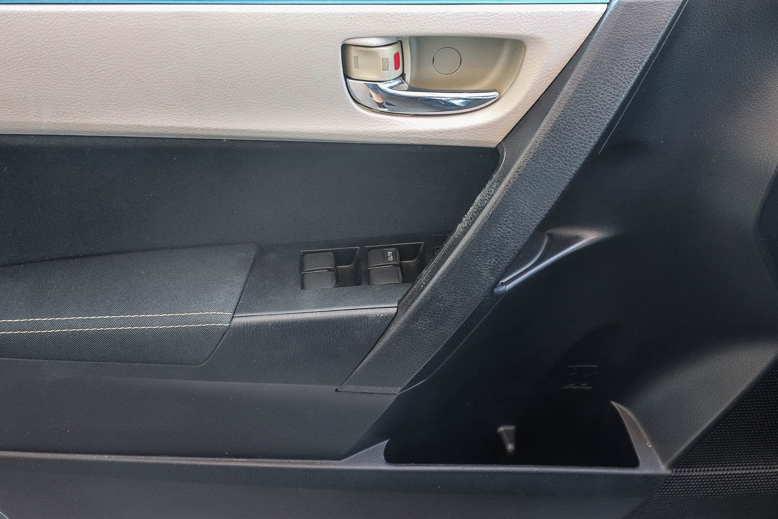 Used 2015 Toyota Corolla LE FWD image 24