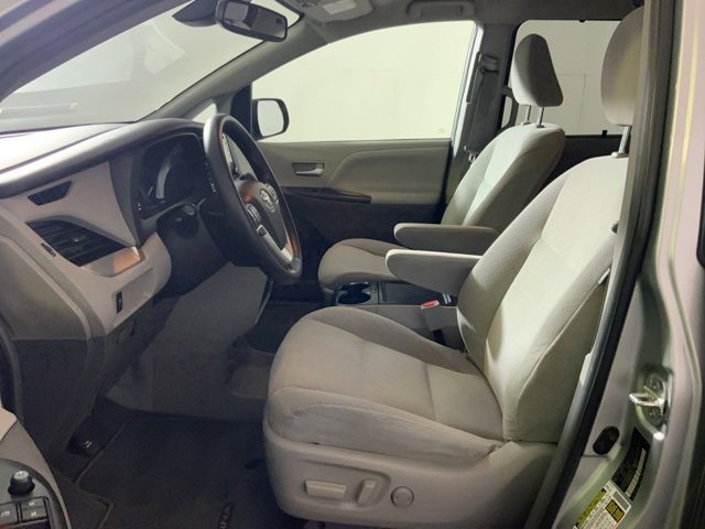 Used 2019 Toyota Sienna LE w/ LE Preferred Package image 17
