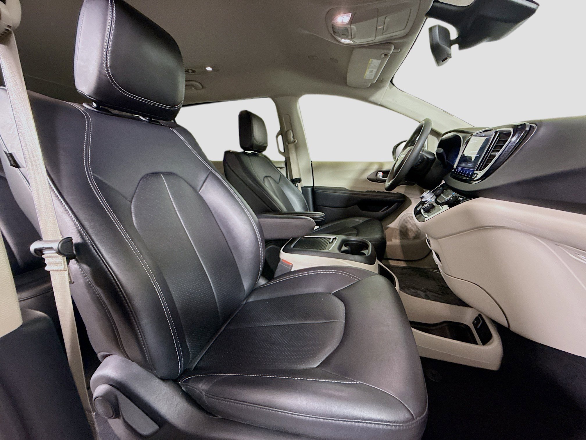 Used 2024 Chrysler Pacifica Touring-L FWD image 29