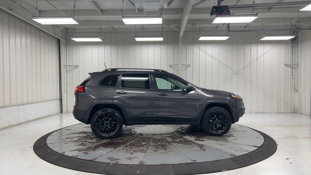 Used 2018 Jeep Cherokee Trailhawk w/ Cold Weather Group AWD/4WD image 9