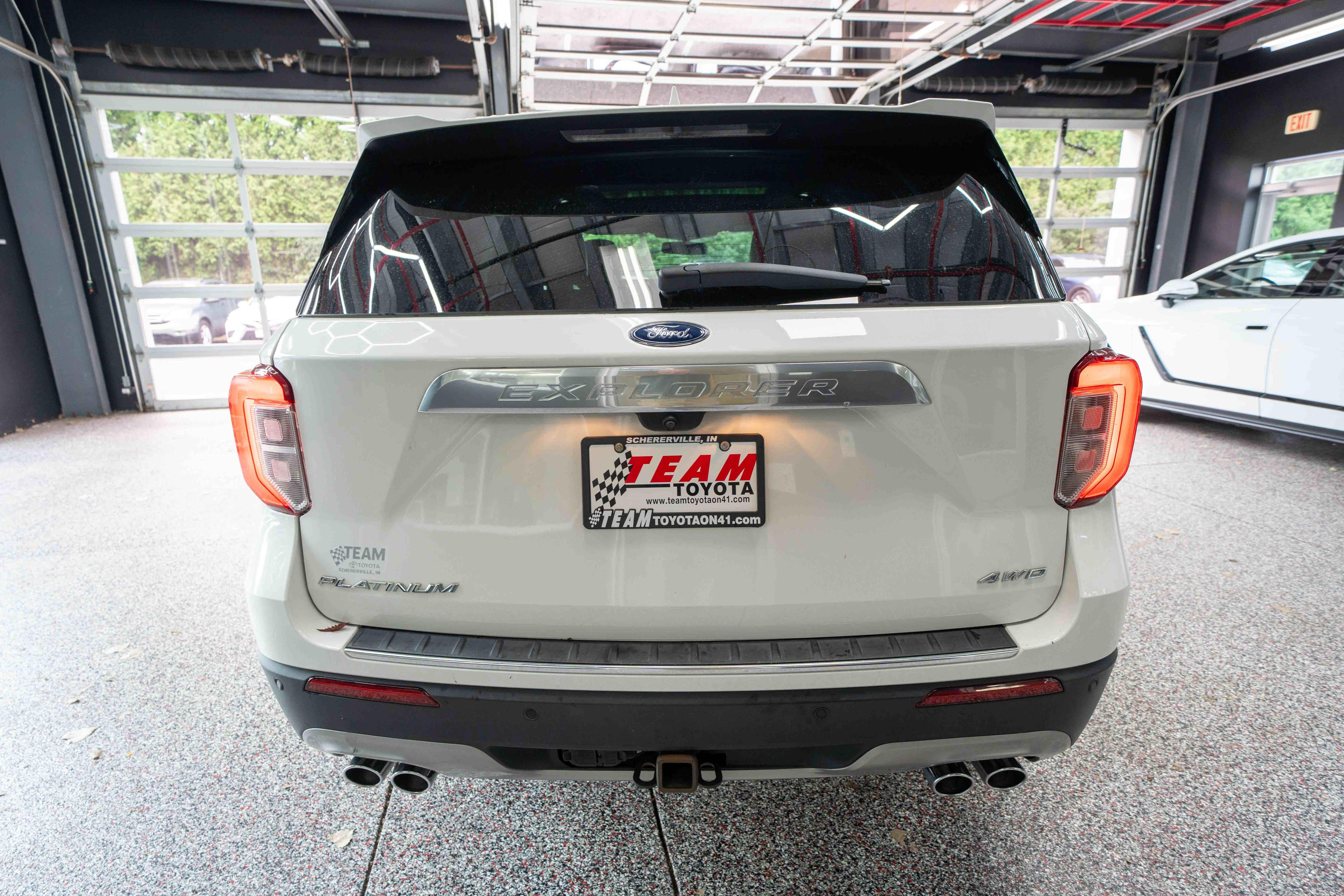 Used 2023 Ford Explorer Platinum w/ Technology Package AWD/4WD image 3