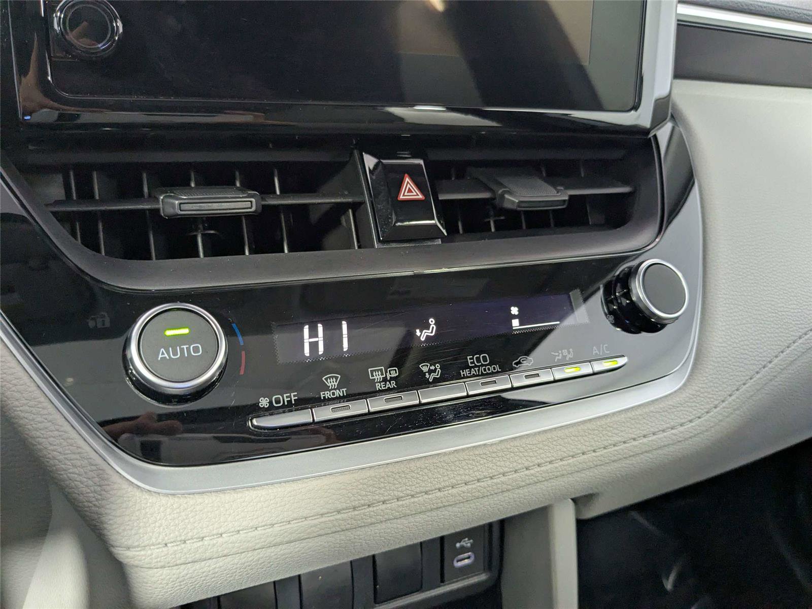 Certified 2024 Toyota Corolla Cross LE w/ Moonroof Package image 32