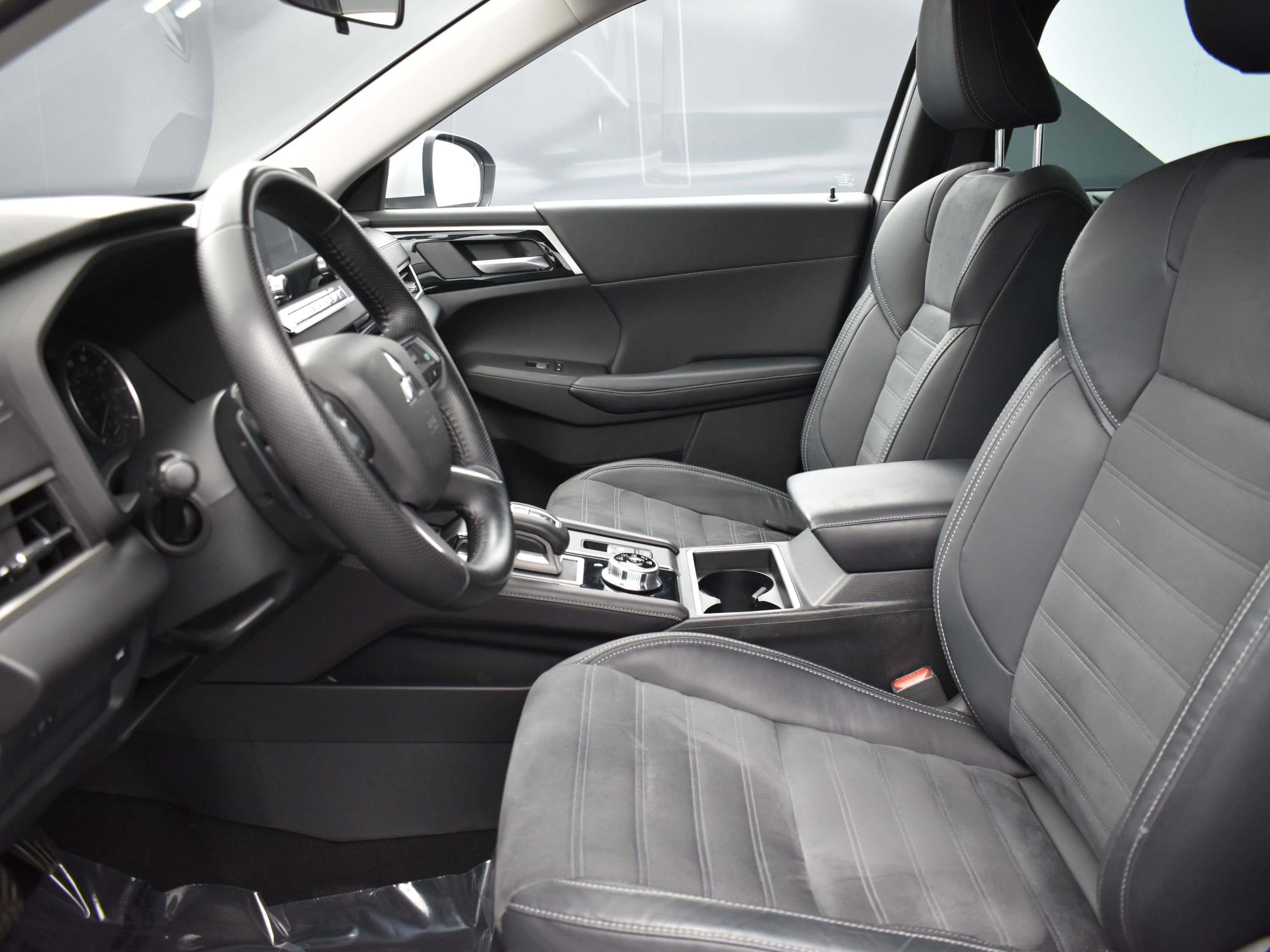 Used 2023 Mitsubishi Outlander SE image 10