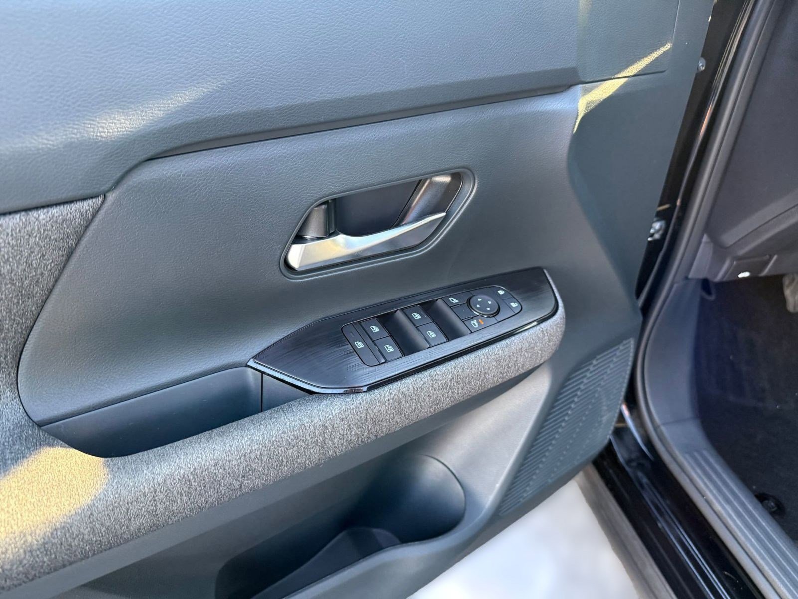 Certified 2025 Nissan Kicks SV image 22