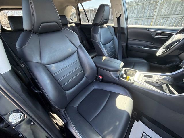 Used 2020 Toyota RAV4 XLE Premium image 31