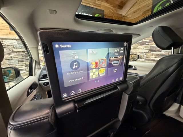 Used 2017 Chrysler Pacifica Limited w/ UConnect Theater Package FWD image 36