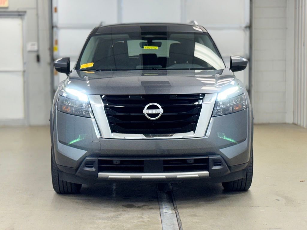 Used 2025 Nissan Pathfinder SL AWD/4WD image 2