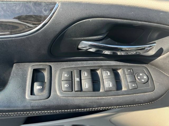 Used 2012 Chrysler Town & Country Touring-L w/ Entertainment Group #2 FWD image 20