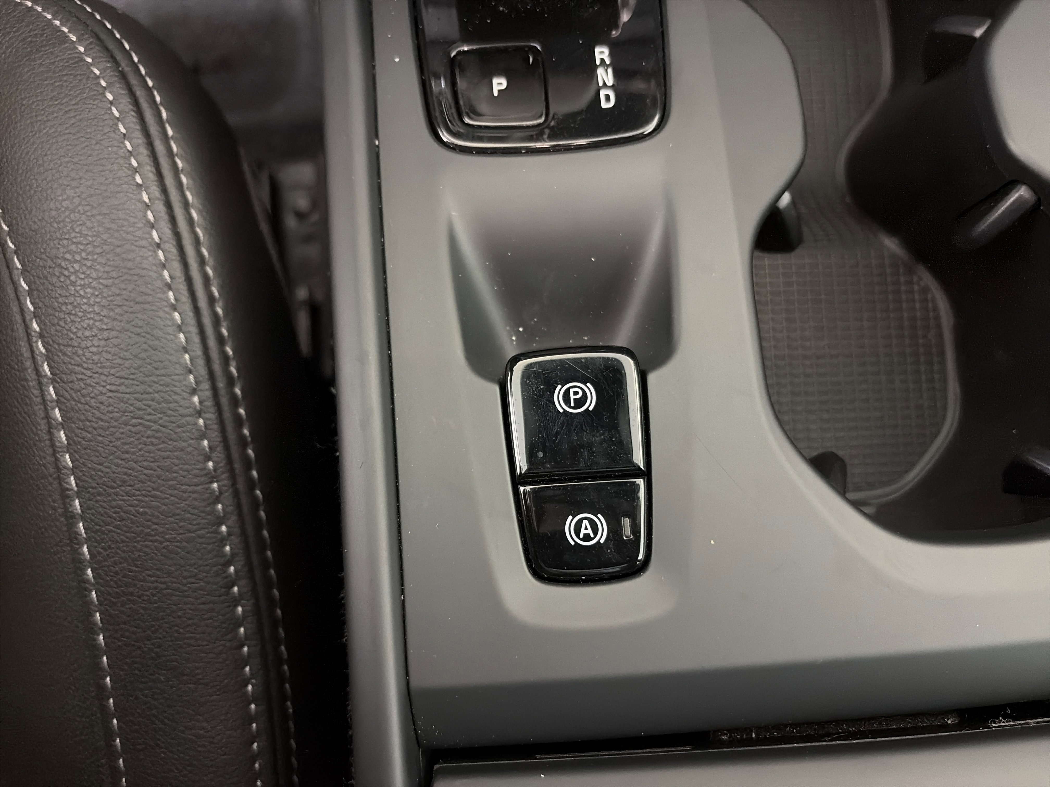 Used 2025 Volvo XC40 B5 Core image 28