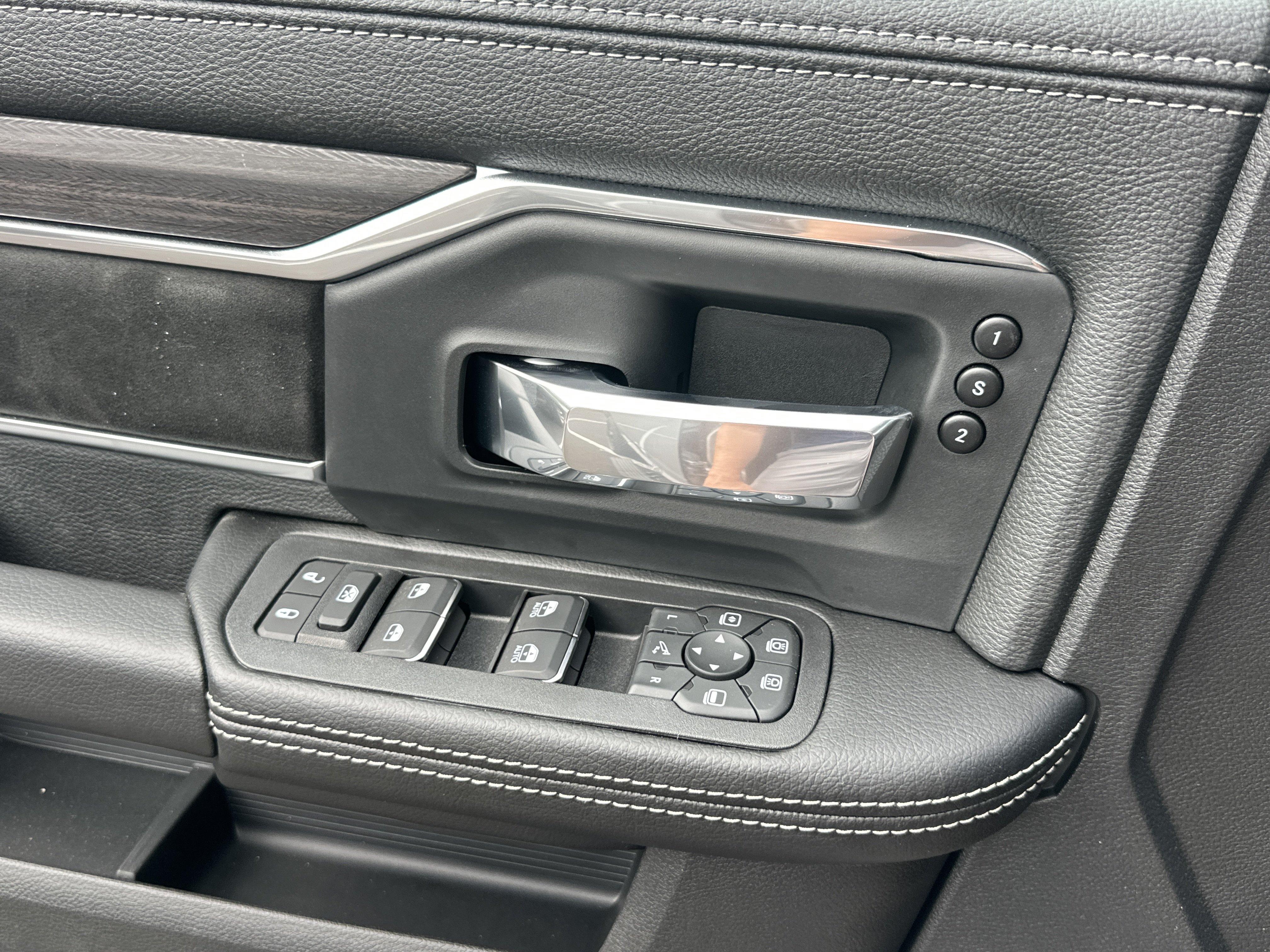 New 2026 RAM 2500 Laramie AWD/4WD image 15