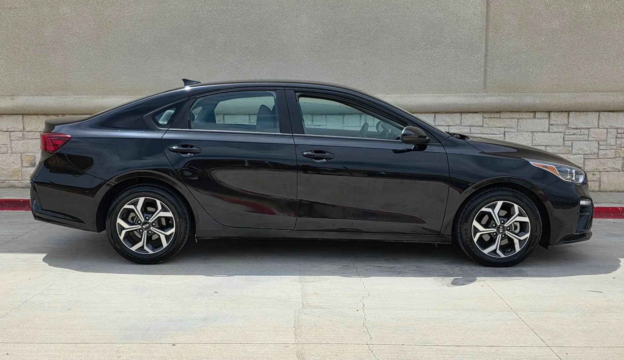 Used 2021 Kia Forte LXS FWD image 2