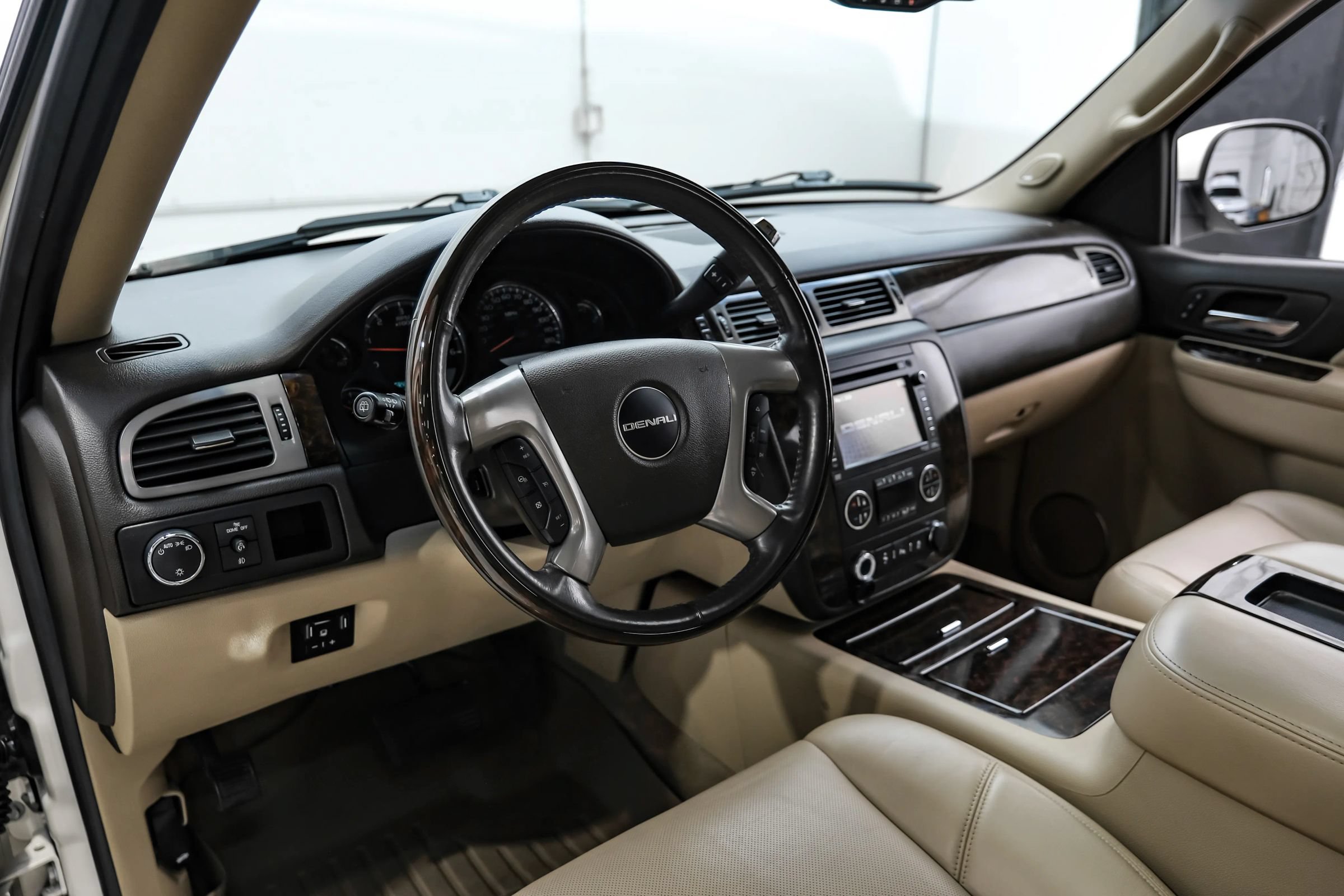 Used 2014 GMC Yukon Denali RWD image 18