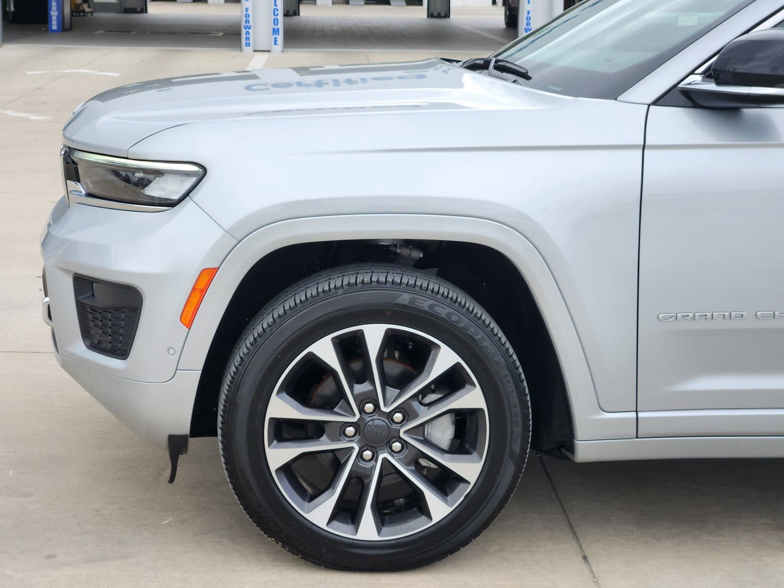 Used 2024 Jeep Grand Cherokee Overland AWD/4WD image 10