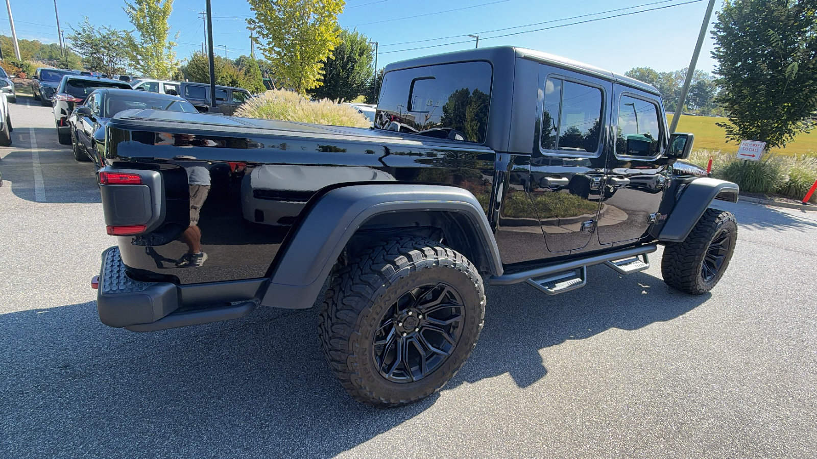 Used 2024 Jeep Gladiator Rubicon w/ Technology Group AWD/4WD image 8