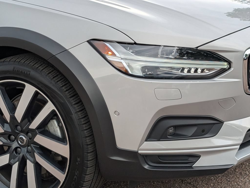 Used 2023 Volvo V90 B6 Cross Country Ultimate AWD/4WD image 8