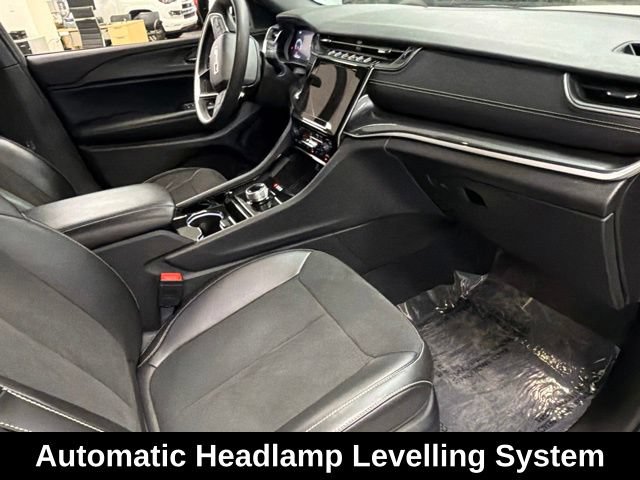 Used 2023 Jeep Grand Cherokee Altitude AWD/4WD image 10