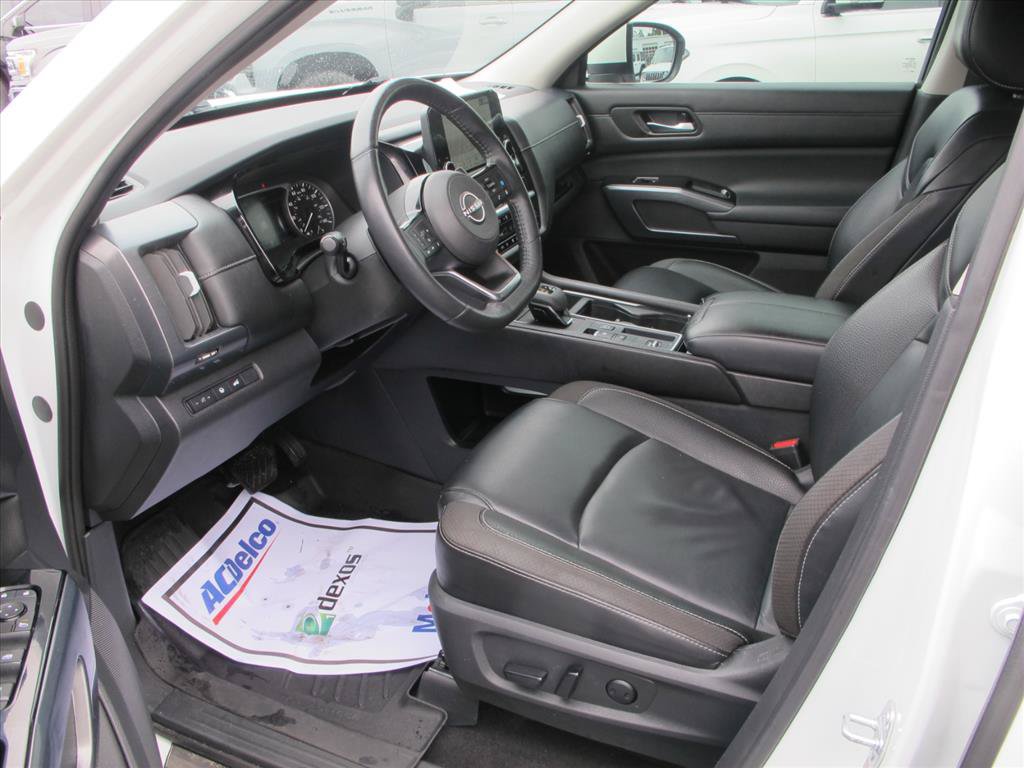 Used 2023 Nissan Pathfinder SL w/ Lighting Package (N92) FWD image 9