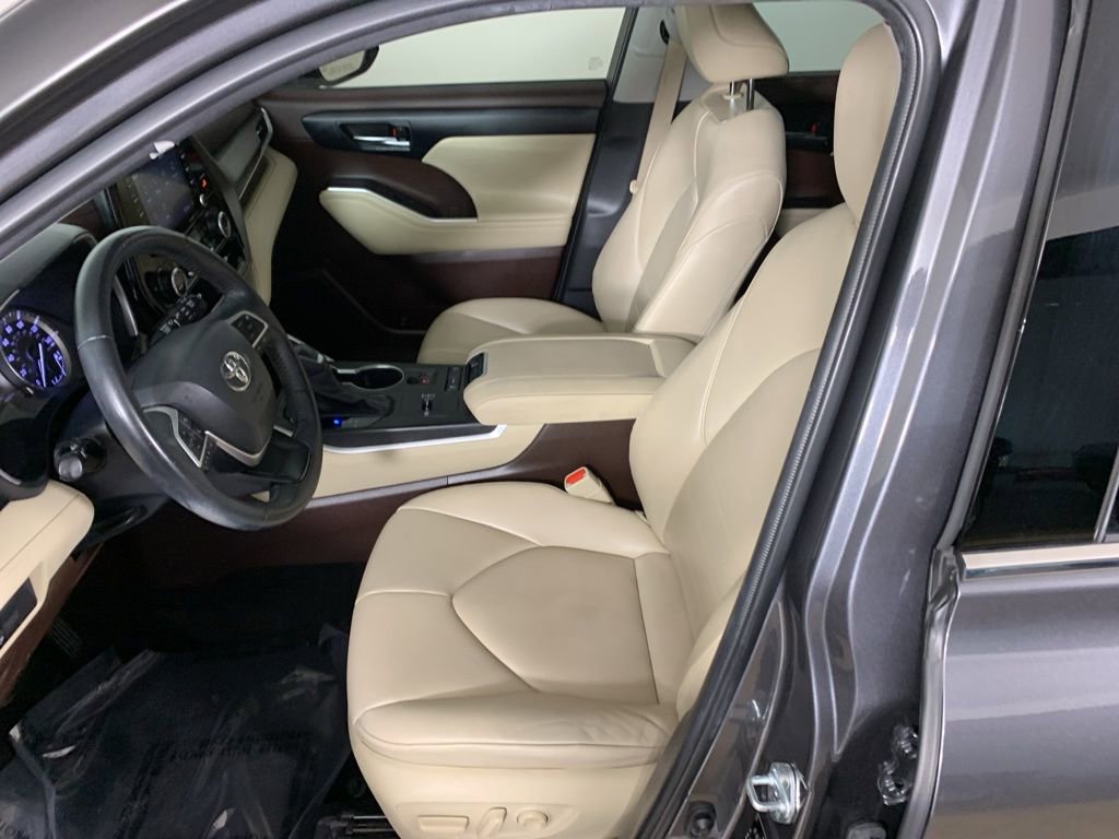 Used 2022 Toyota Highlander XLE FWD image 30