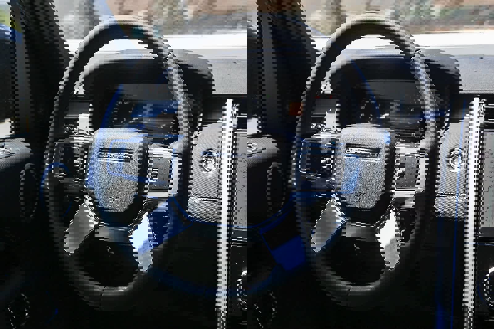 New 2025 Land Rover Discovery Dynamic SE image 15