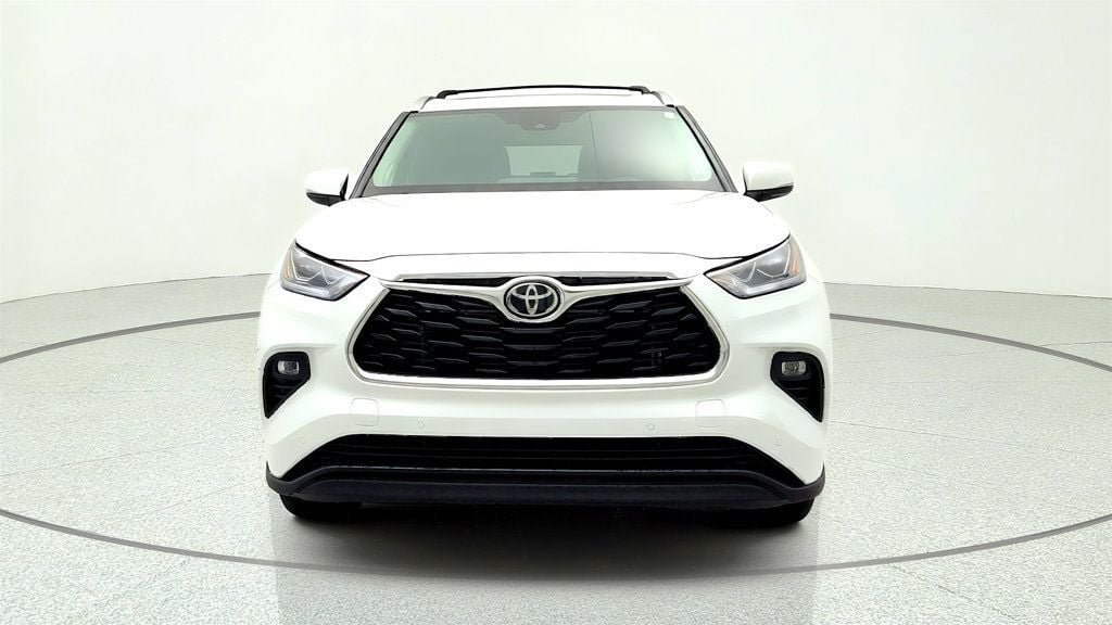 Used 2023 Toyota Highlander Limited AWD/4WD image 2