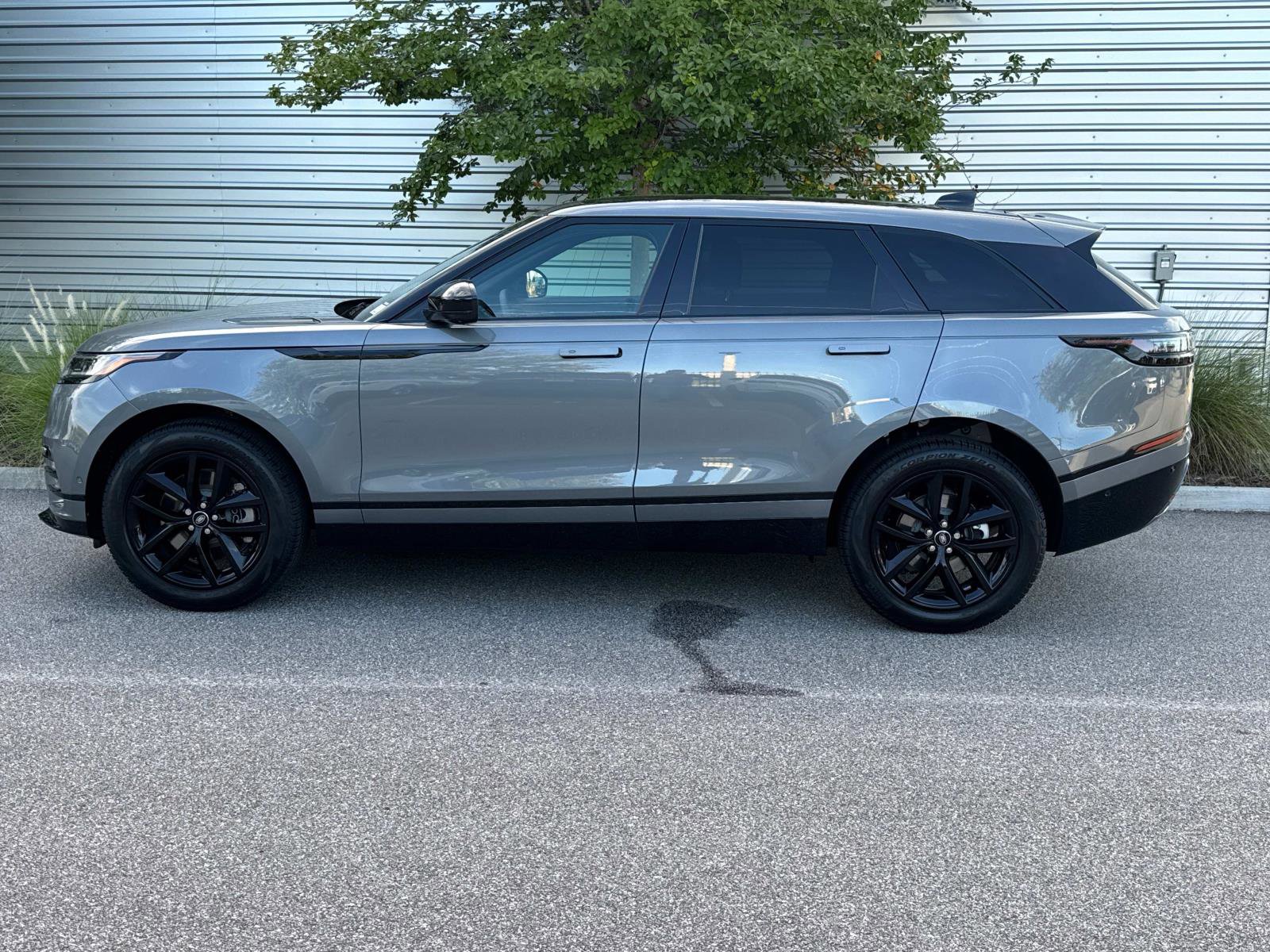 New 2026 Land Rover Range Rover Velar Dynamic SE image 2