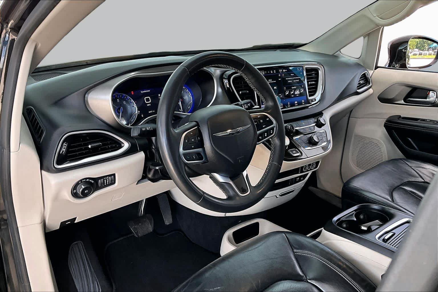 Used 2022 Chrysler Pacifica Touring-L FWD image 17