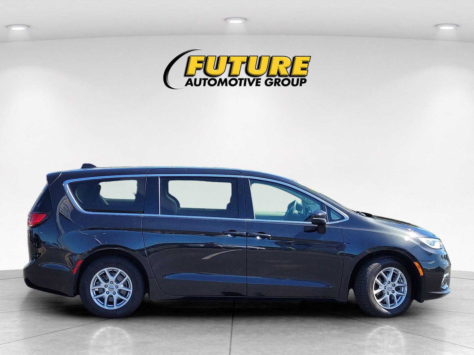 Used 2023 Chrysler Pacifica Touring-L FWD image 9