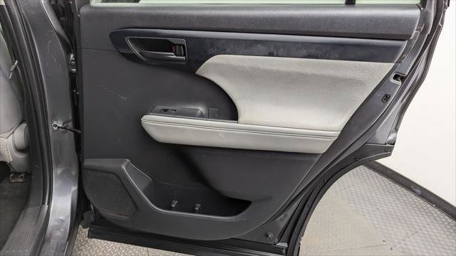 Used 2022 Toyota Highlander L image 19