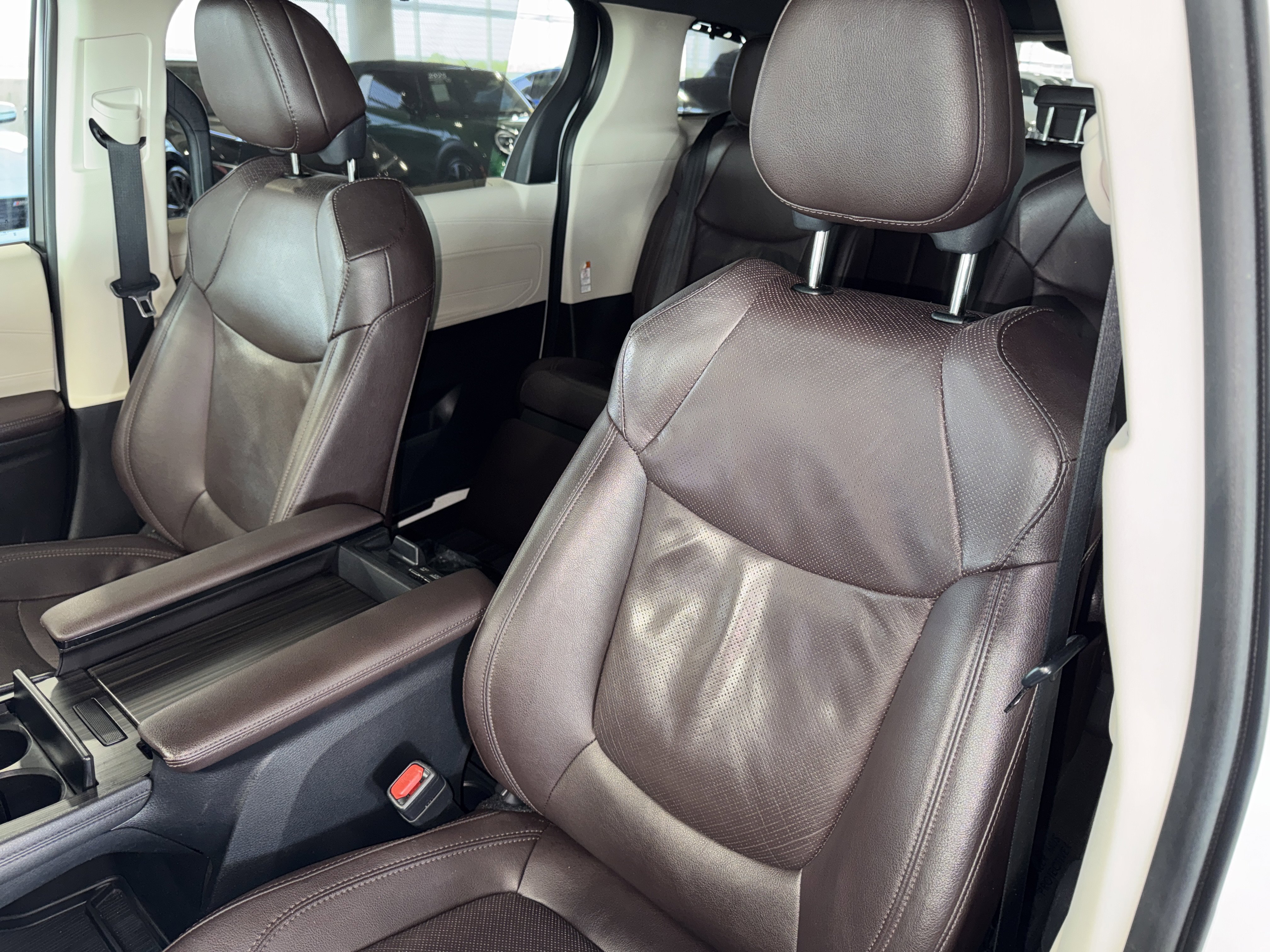 Used 2021 Toyota Sienna Platinum image 34